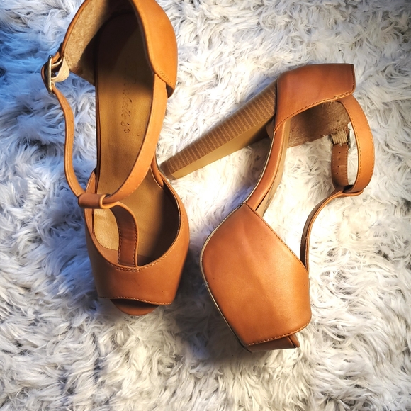 Cognac Color Heels - Picture 2 of 5